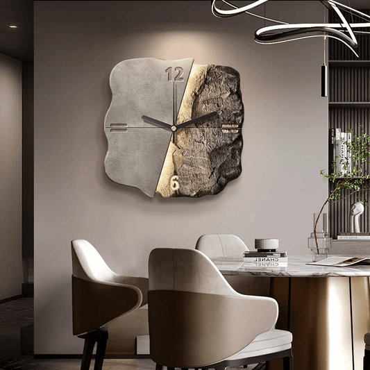 Vue d'ensemble de l'horloge murale installée dans un salon