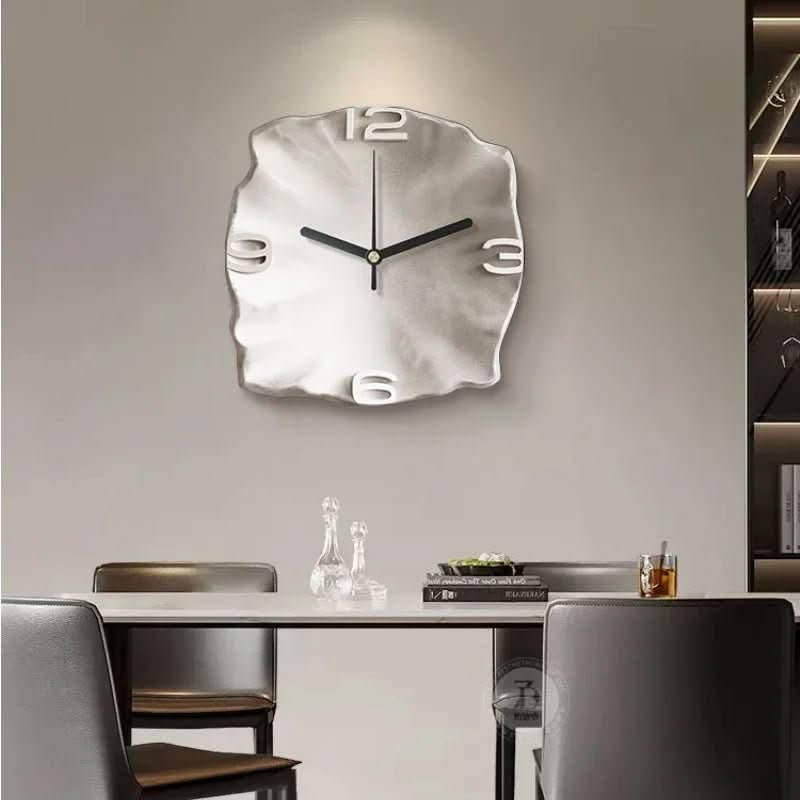 Détail du cadran en effet grès de l'horloge murale