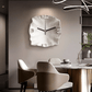 Vue de profil de l'horloge montrant sa structure en métal