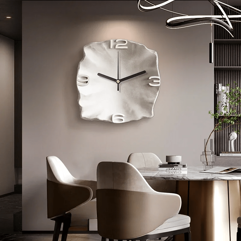 Vue de profil de l'horloge montrant sa structure en métal