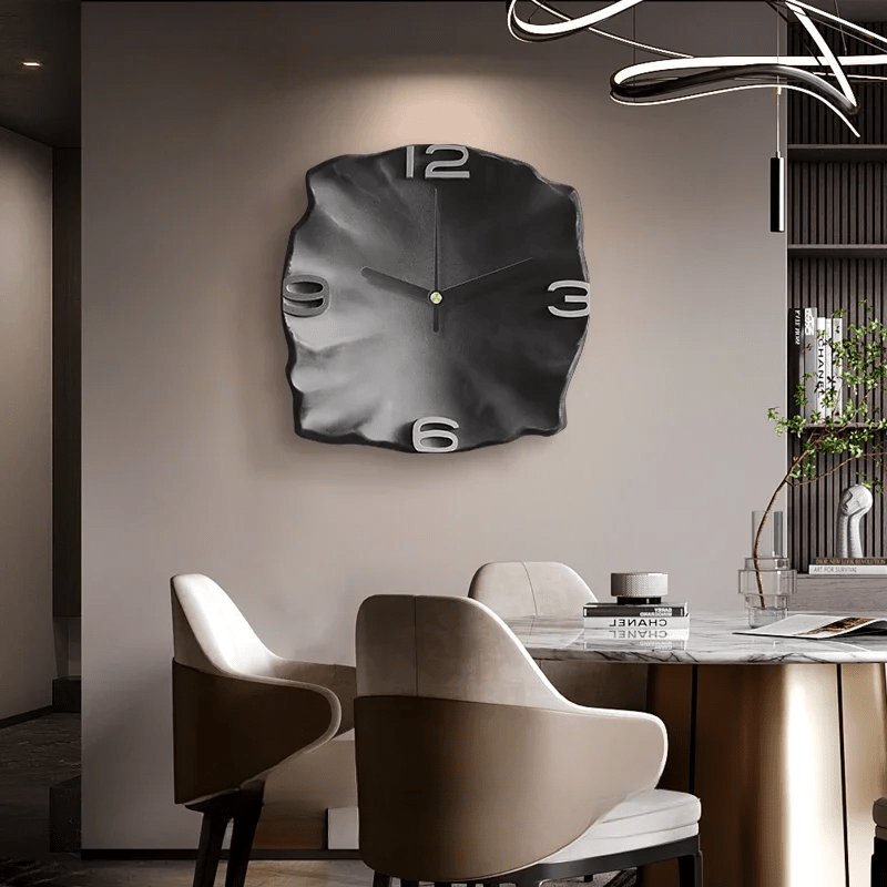 Horloge murale avec cadran en relief et finition effet grès