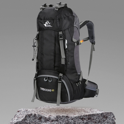 Sac à dos avec accessoires de randonnée en arrière-plan