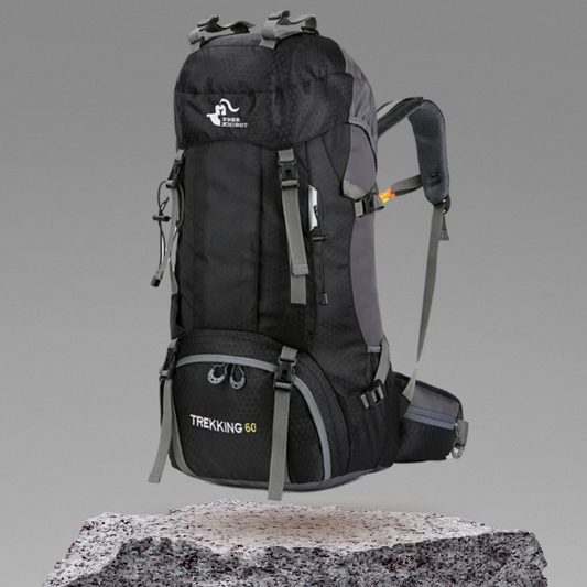 Sac à dos avec accessoires de randonnée en arrière-plan