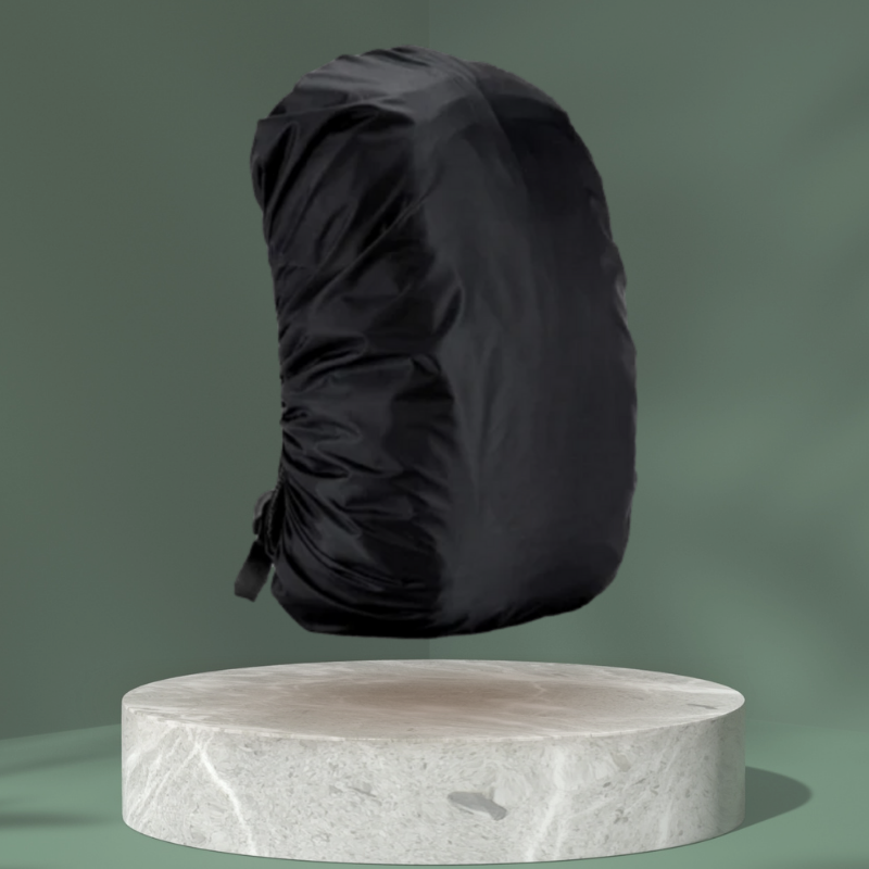 Housse imperméable noire couvrant un sac à dos