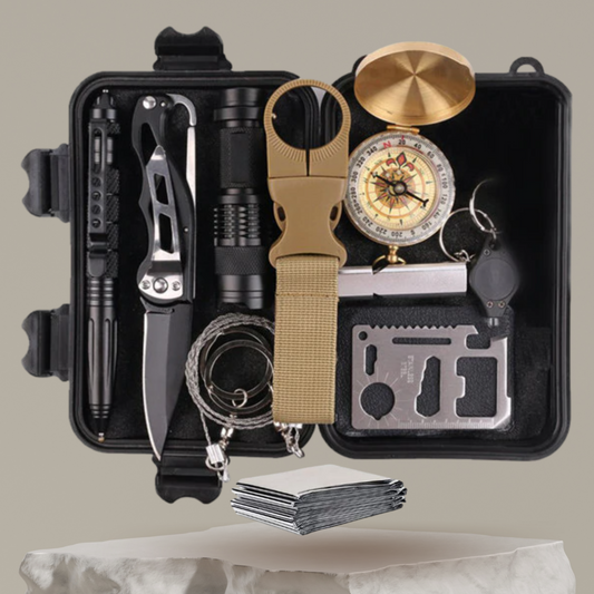 Vue rapprochée du kit de survie militaire en extérieur