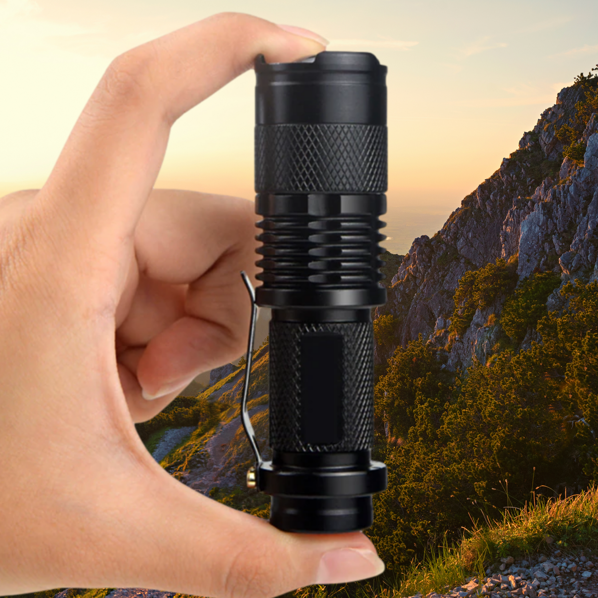 Lampe torche immergée dans l'eau démontrant son étanchéité