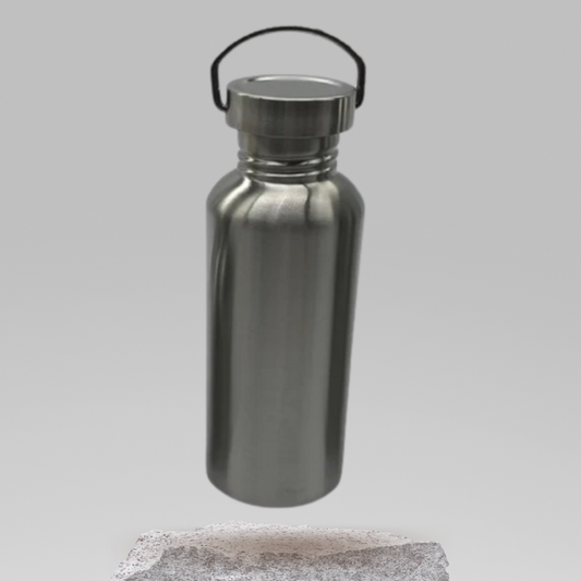 Gourde en acier inoxydable posée sur une surface en bois