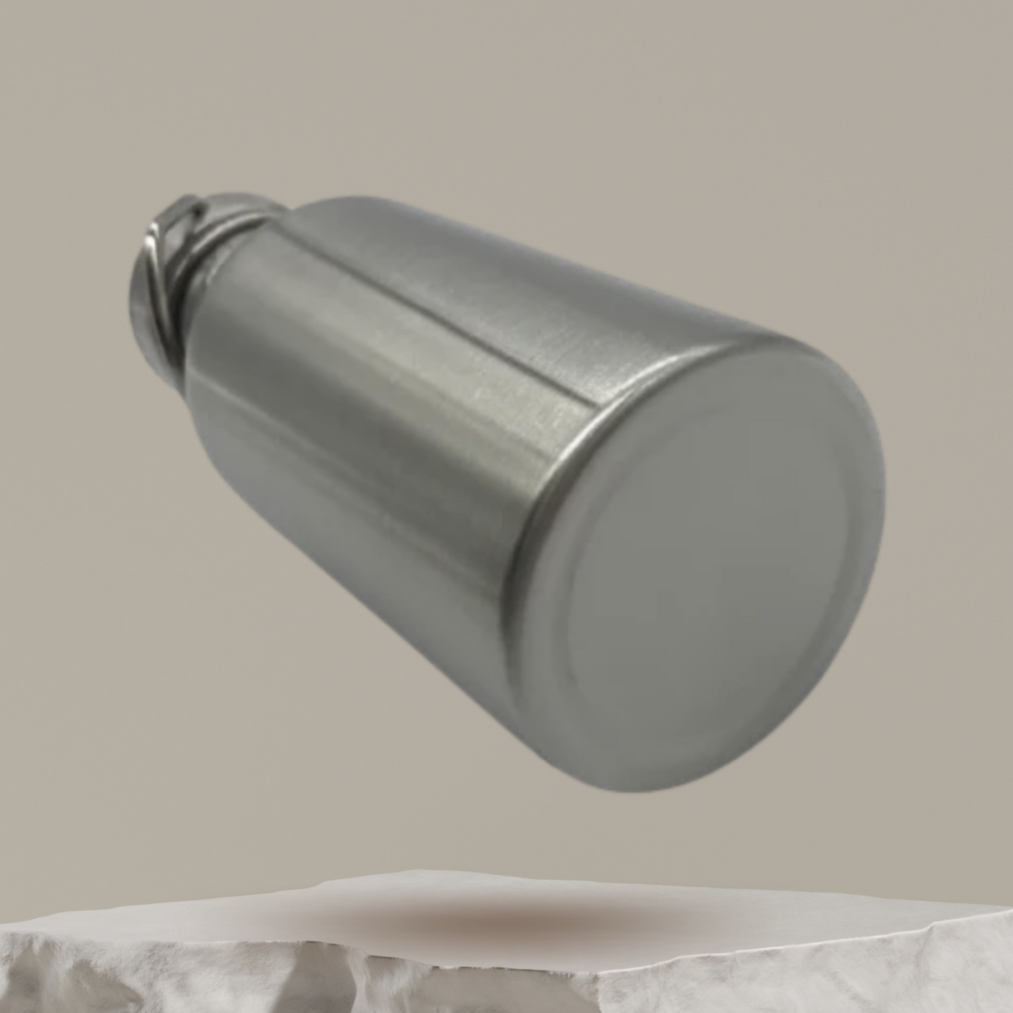 Gourde isotherme en inox sur fond blanc, bouchon fermé