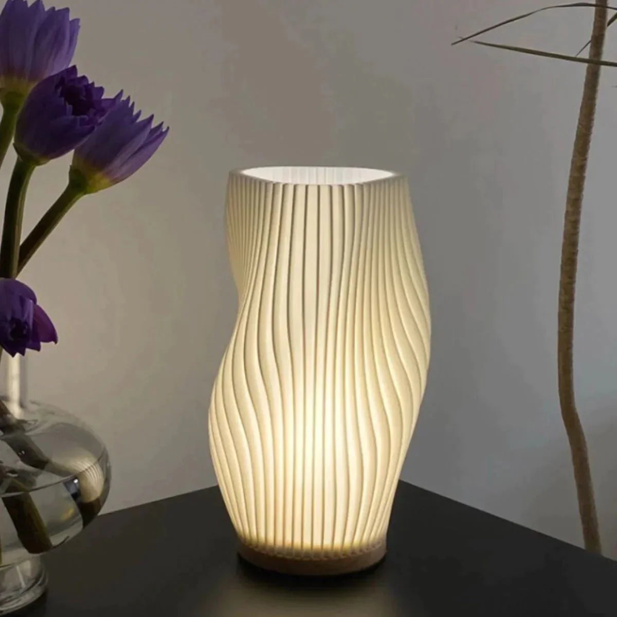 Lampe éteinte montrant le design en métal et ABS