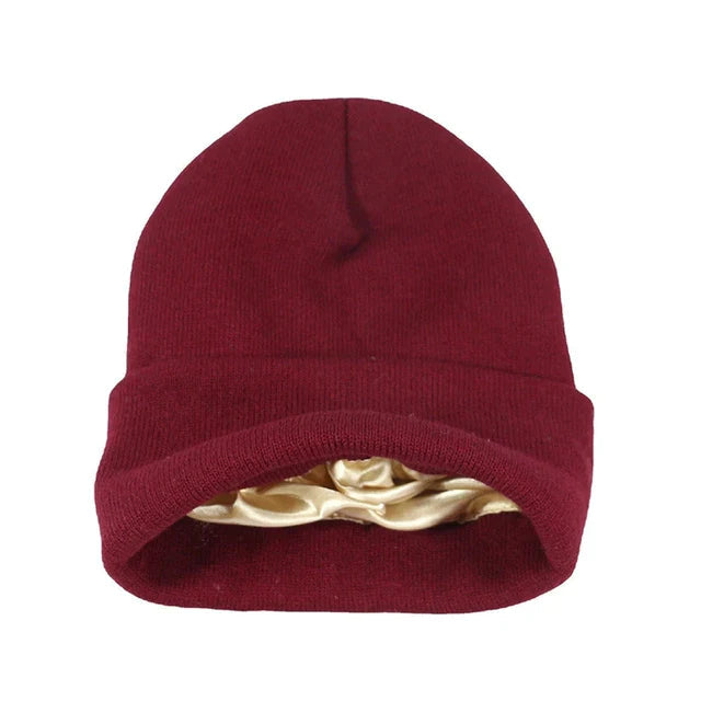 Vue latérale du bonnet en tricot doublé satin