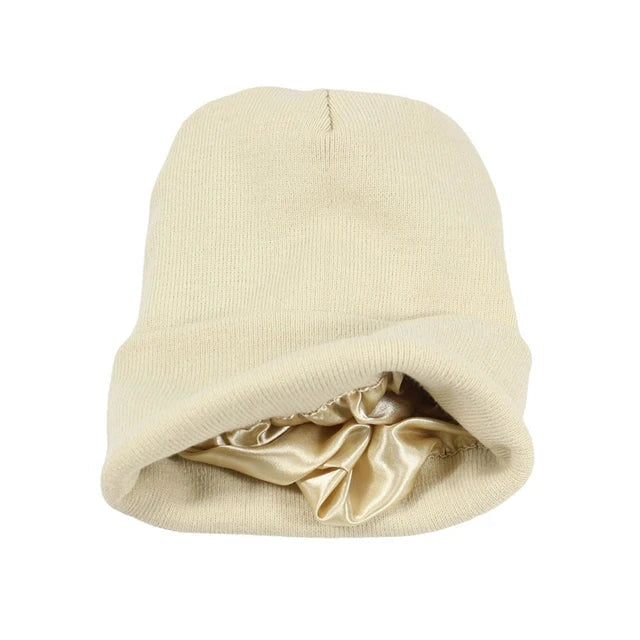 Bonnet doublé satin, présenté sur mannequin