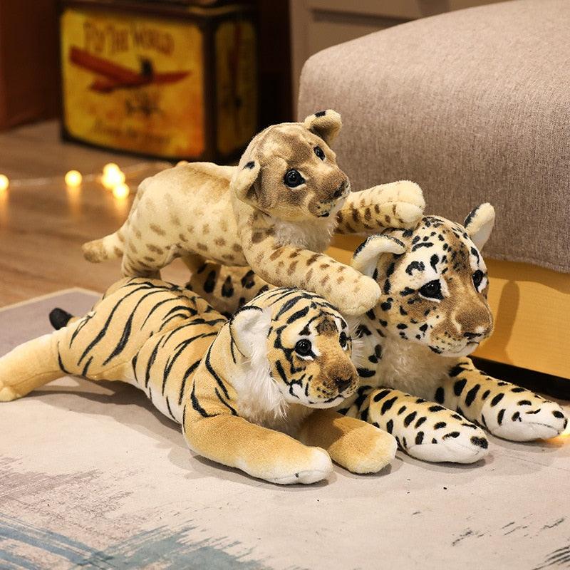 Trio de peluches lion, léopard et tigre sur fond blanc