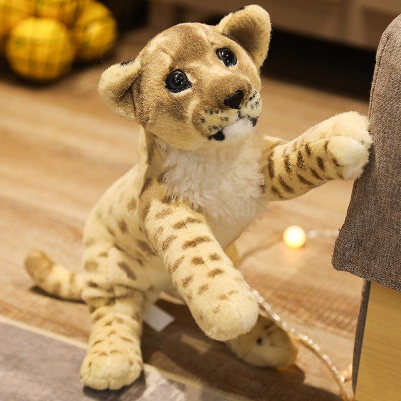 Tigre en peluche debout, rayures distinctes et expressives