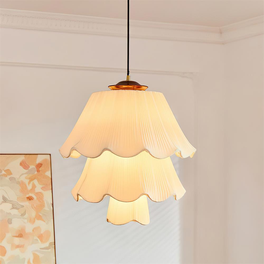 Lampe suspendue dans un intérieur moderne et cosy