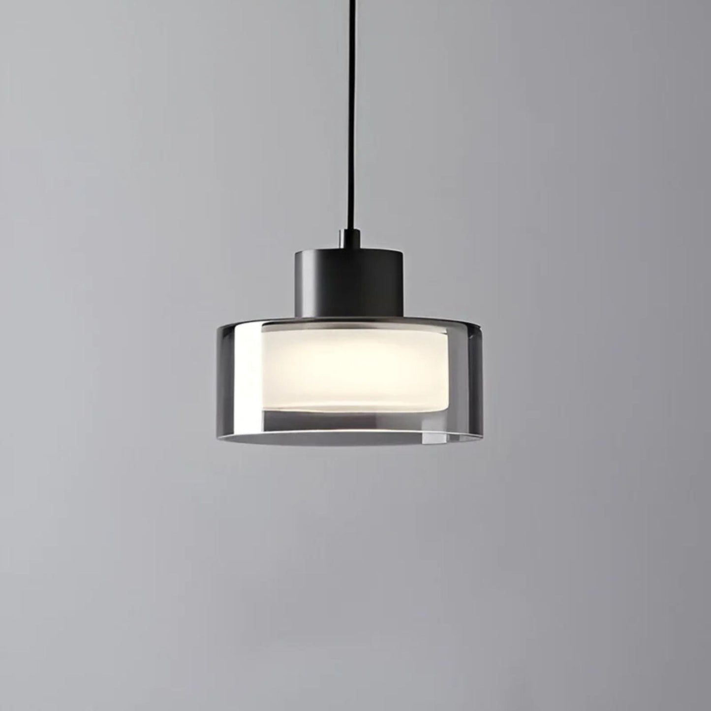 Lampe pendante en verre fumé suspendue dans un salon moderne