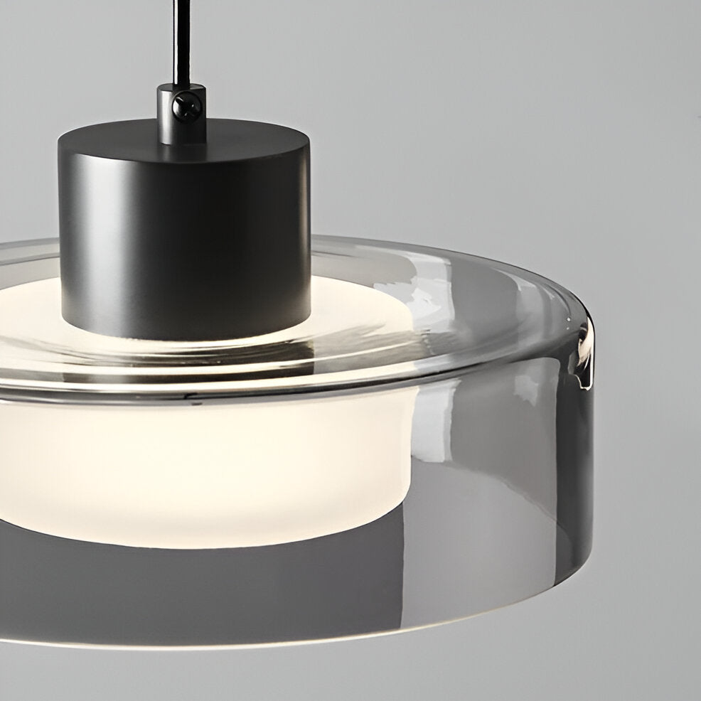 Lampe suspendue au-dessus d'une table dans un intérieur scandinave