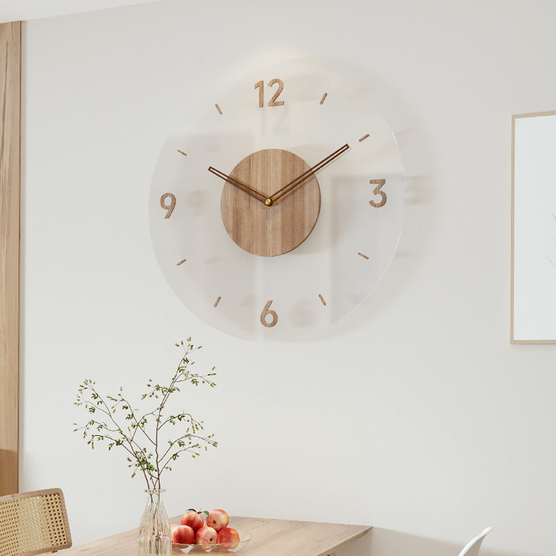 Horloge accrochée sur un mur blanc minimaliste