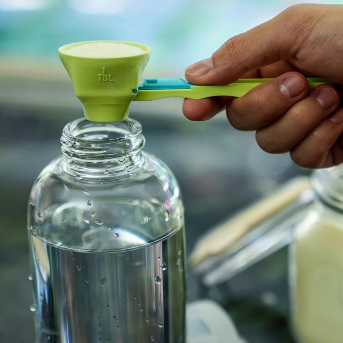 Cuillère extensible verte pour mesurer les suppléments en poudre