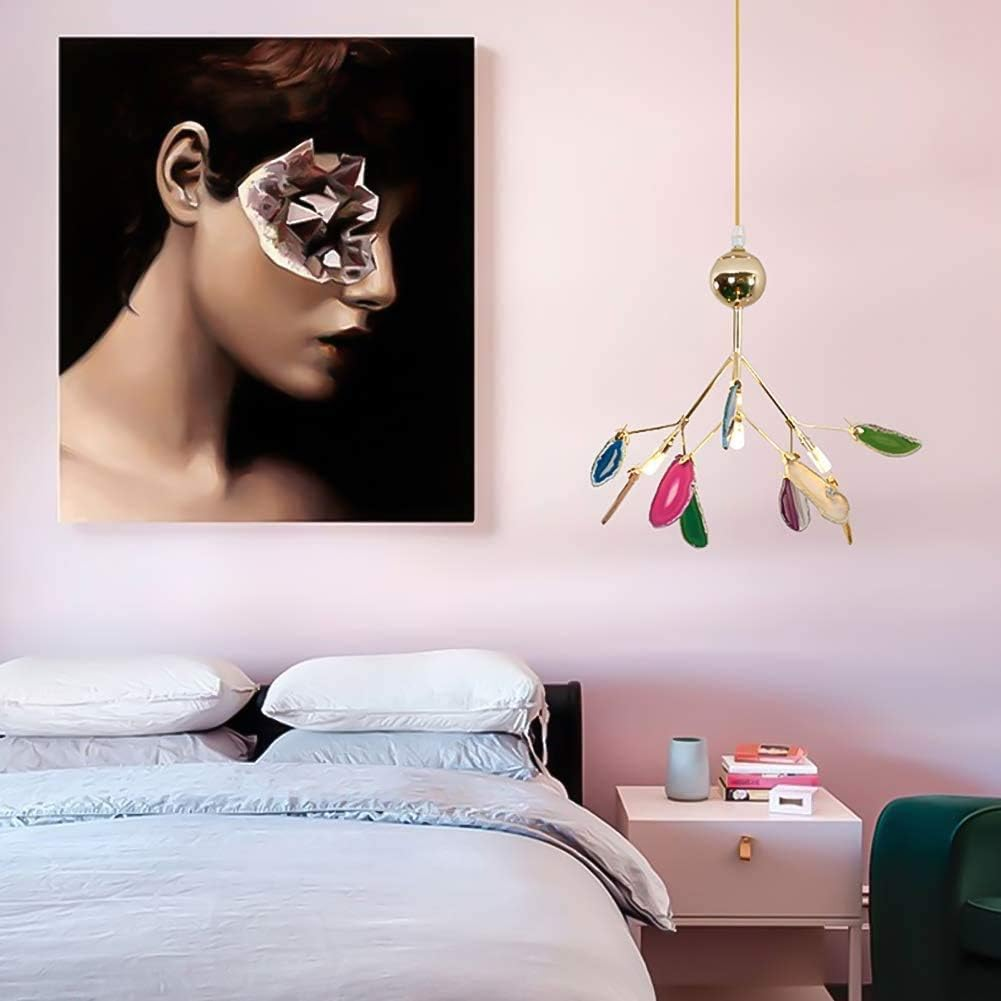 Lampe suspendue au-dessus d'une table, ambiance chaleureuse