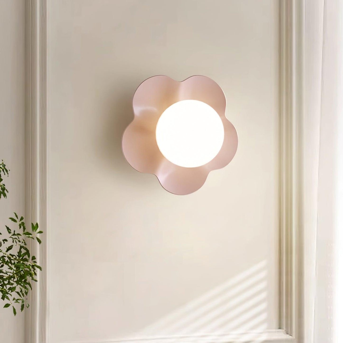 Lampe murale en forme de fleur, vue de côté