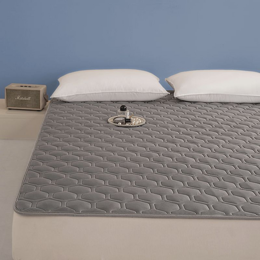 Chien dormant paisiblement sur un tapis moelleux