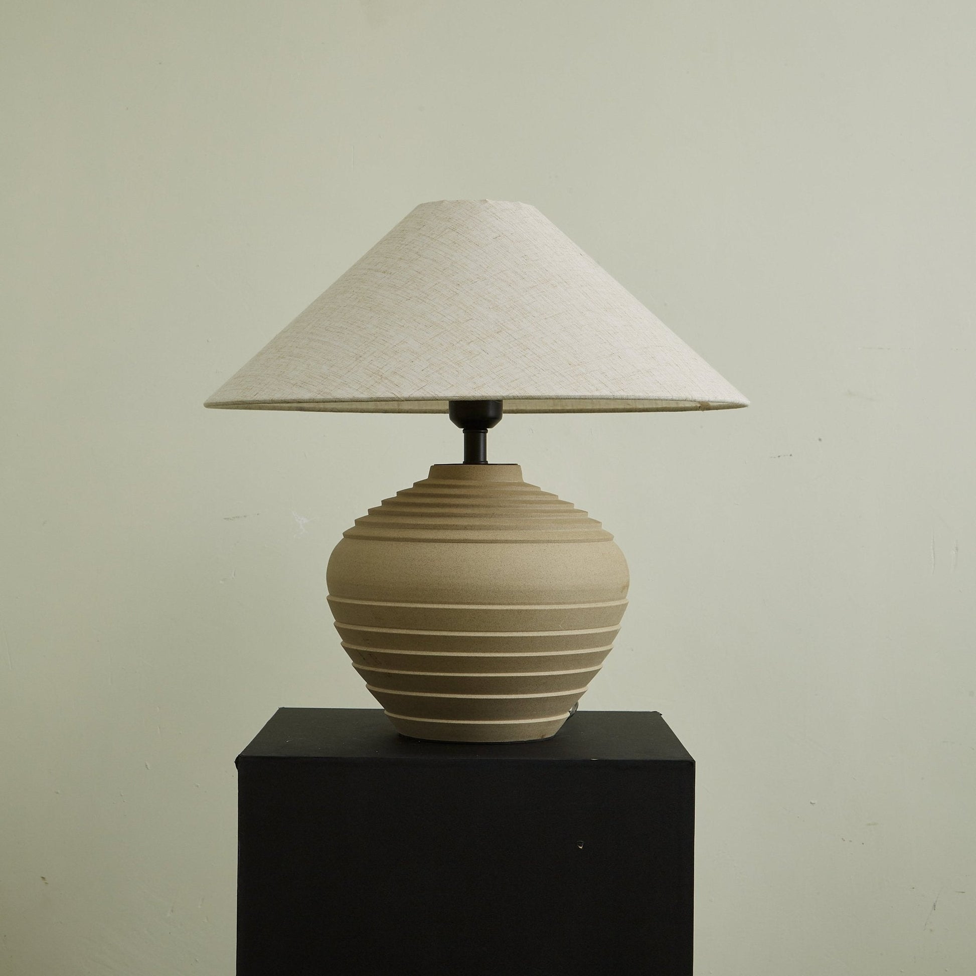 Lampe allumée, diffusant une lumière douce et chaleureuse