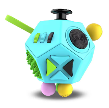 Cube anti-stress en main, illustrant sa portabilité