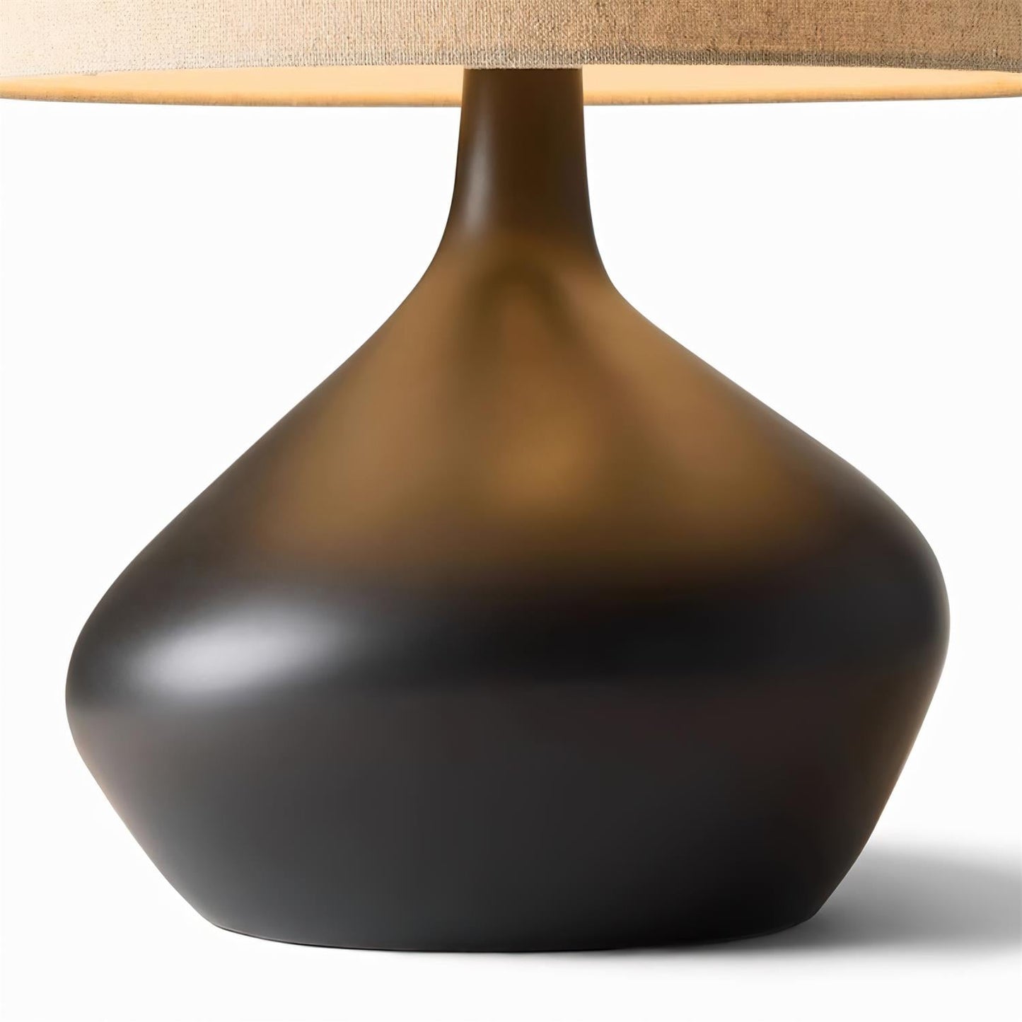 Lampe en résine noire sur une table en bois clair