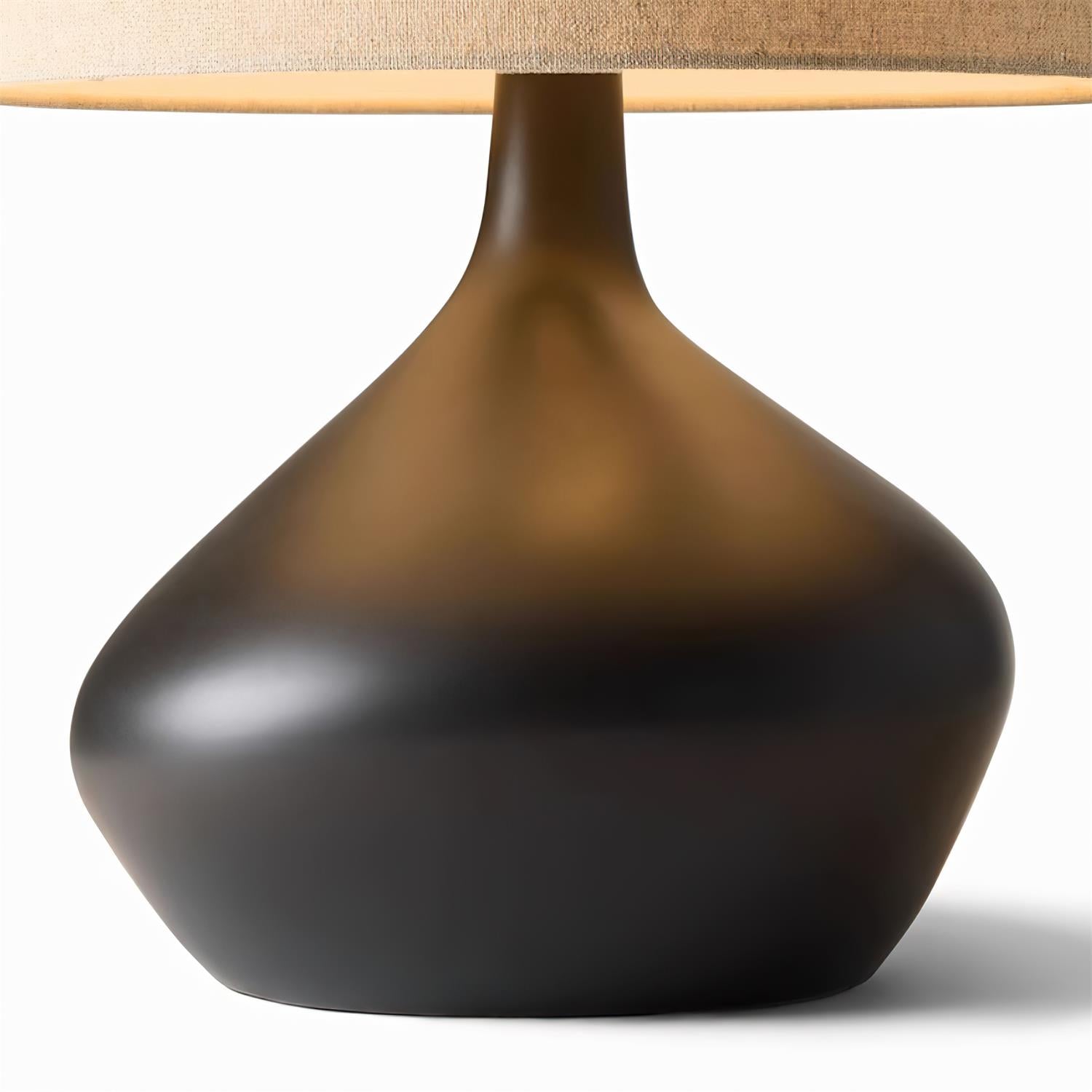 Lampe en résine noire sur une table en bois clair