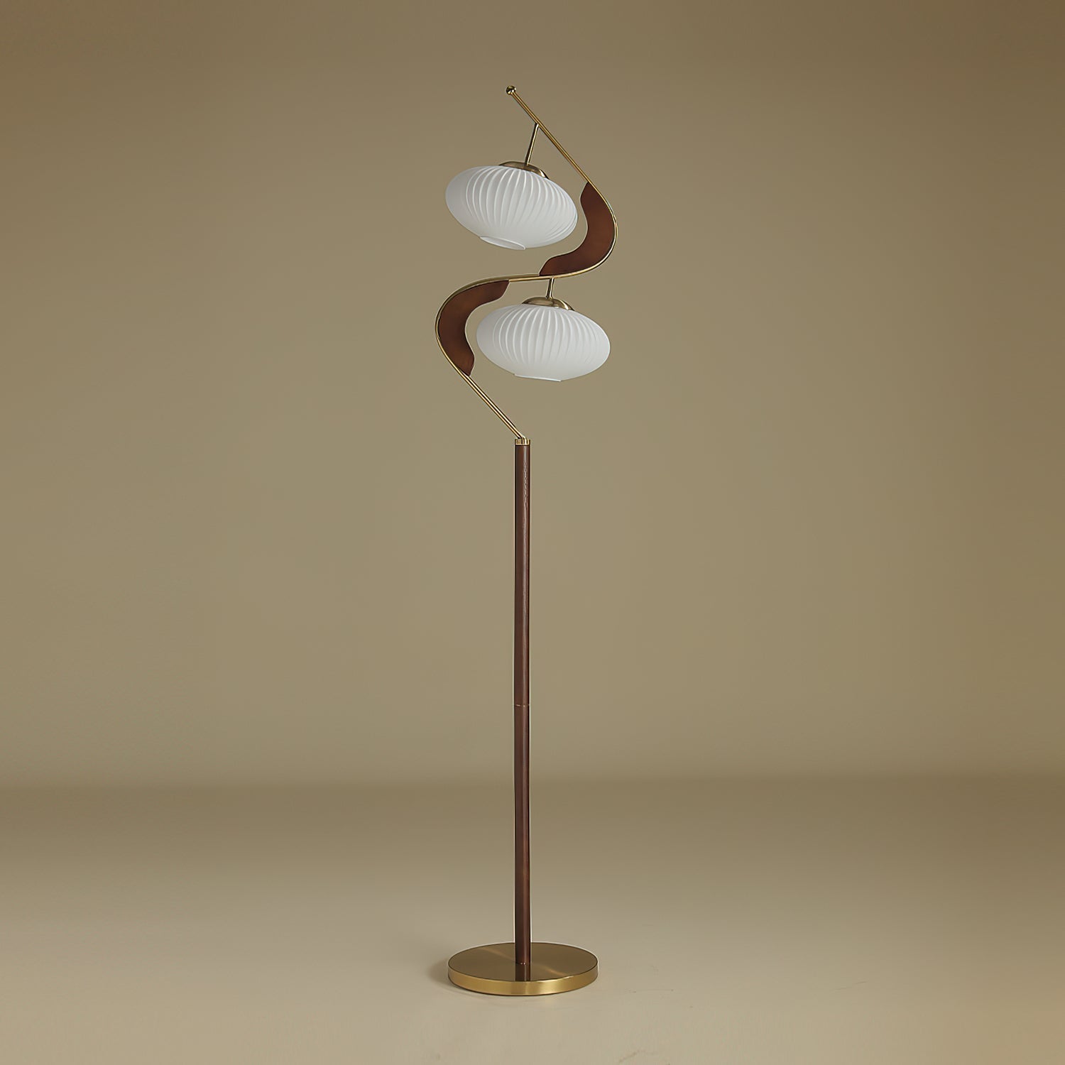 Lampe élégante dans un salon moderne, lumière douce