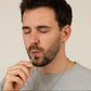 Collier en acier inoxydable sur fond neutre