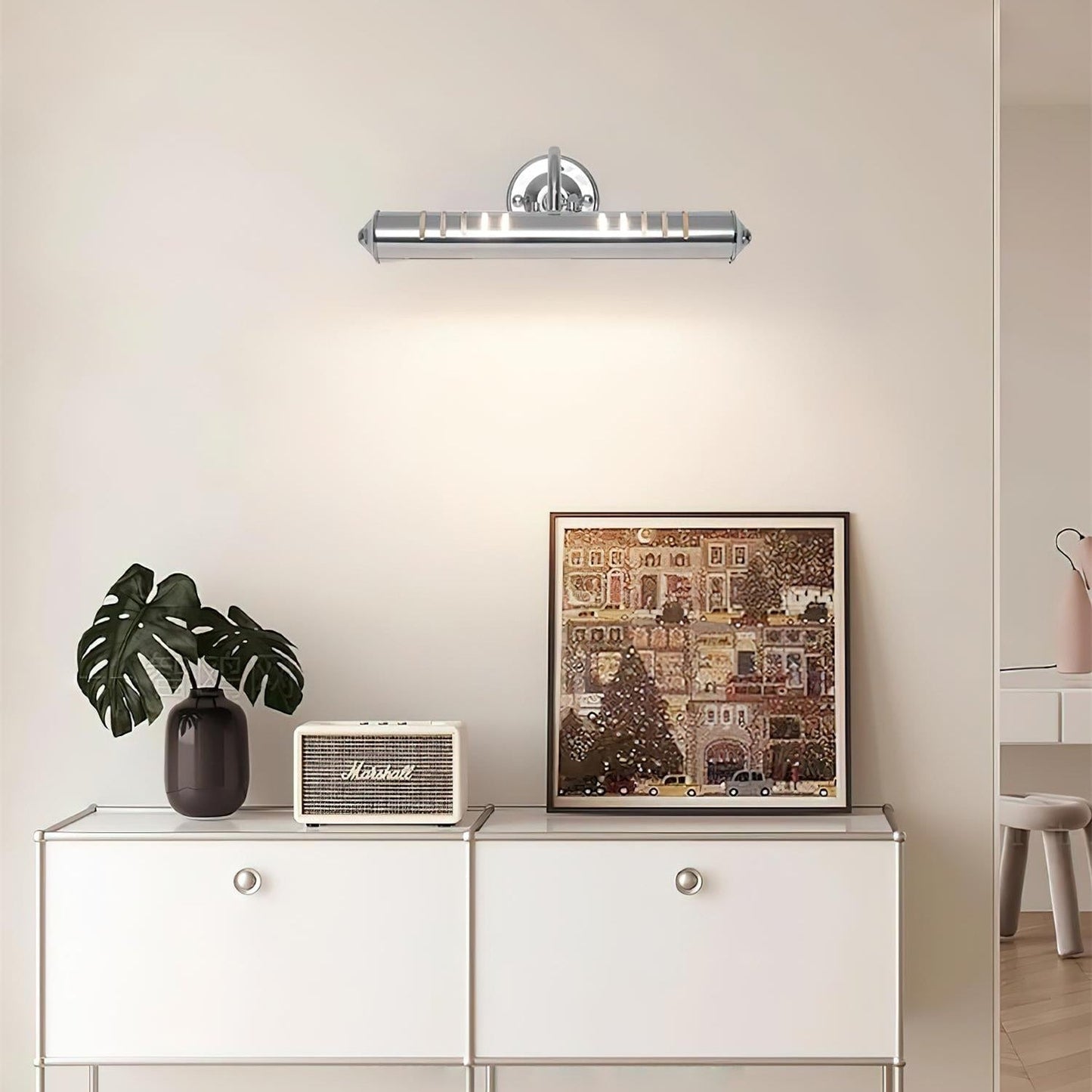 Vue latérale de l'applique murale minimaliste chromée