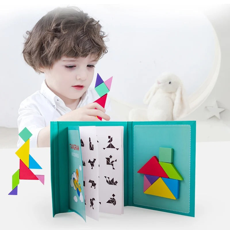 Enfant jouant avec un puzzle géométrique magnétique coloré