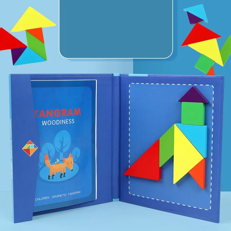 Main d'enfant manipulant des tuiles de puzzle colorées