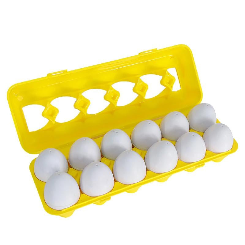 Enfant jouant avec des moitiés d'œufs à assembler