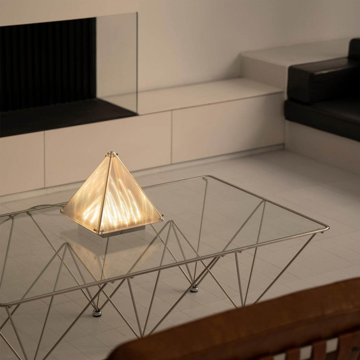 Lampe triangulaire en verre sur table en bois