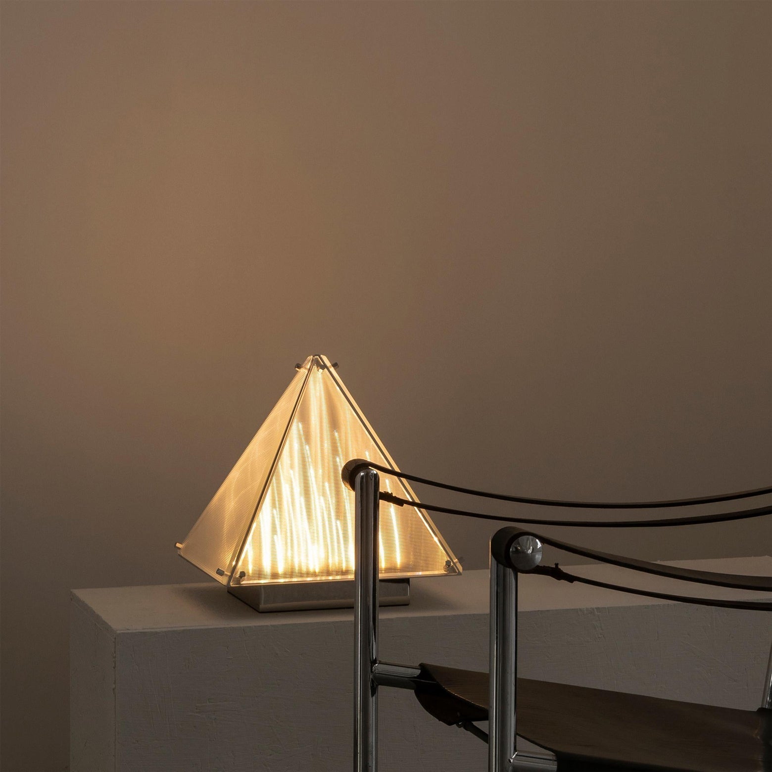 Détail du verre transparent et finition chrome