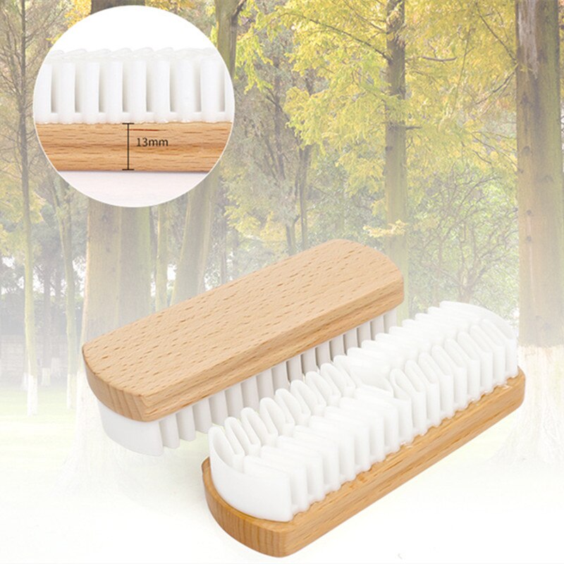 Brosse à chaussures avec poils robustes et manche en bois
