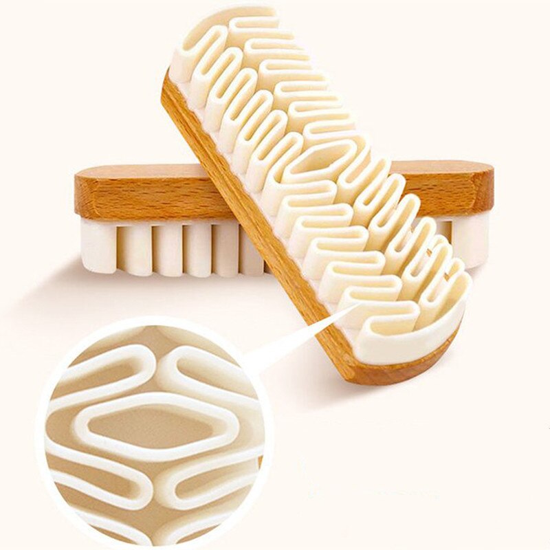 Brosse en bois montrant sa polyvalence sur différentes matières