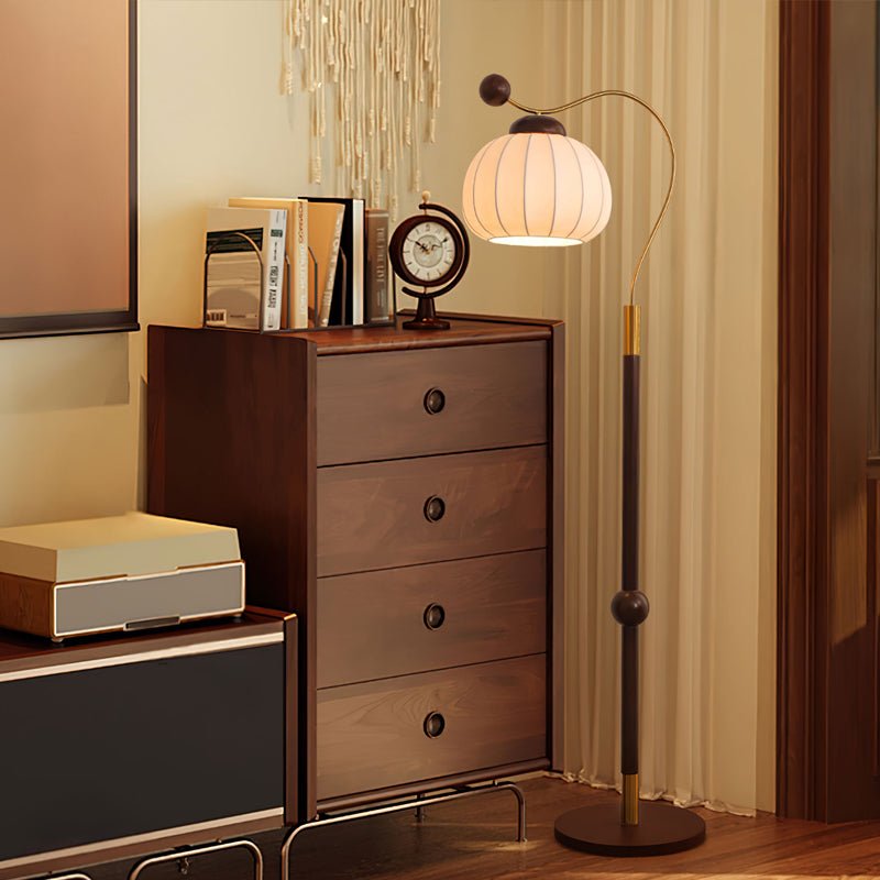 Lampe de sol dans un salon, éclairage d'ambiance chaleureux