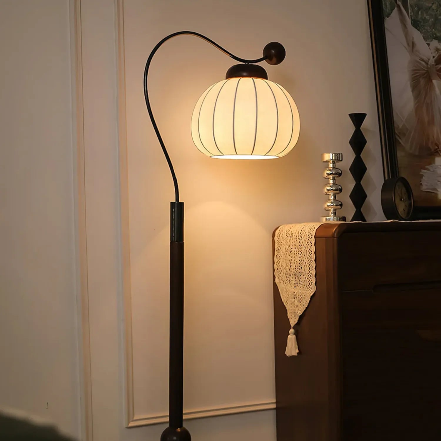 Détail du corps en bois courbé, finition élégante et raffinée