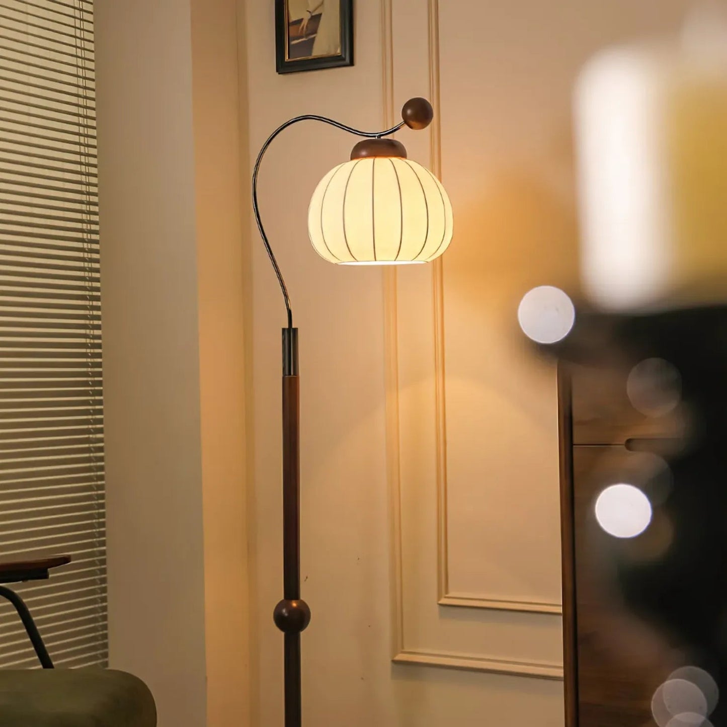 Lampe allumée, lumière apaisante dans un coin lecture