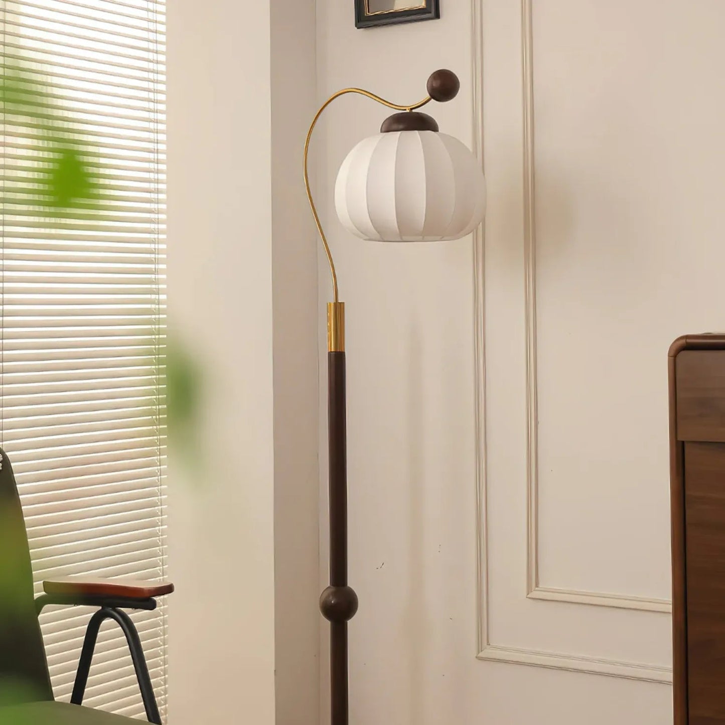 Lampe de sol intégrée dans une décoration intérieure moderne