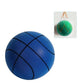 Ballon de basket jaune en mousse sur sol intérieur