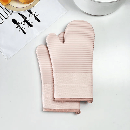 Gants en silicone tenant une plaque de cuisson brûlante