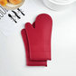 Gants de four en silicone sous un jet d'eau pour nettoyage