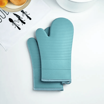 Gants de protection thermique posés sur une table de cuisine