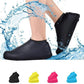 Surchaussures en silicone transparent sur chaussures blanches