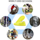 Vue latérale de surchaussures en silicone sur sol mouillé