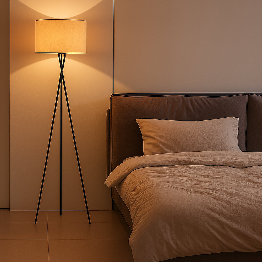 Lampe sur pied LED avec abat-jour en soie, vue de face